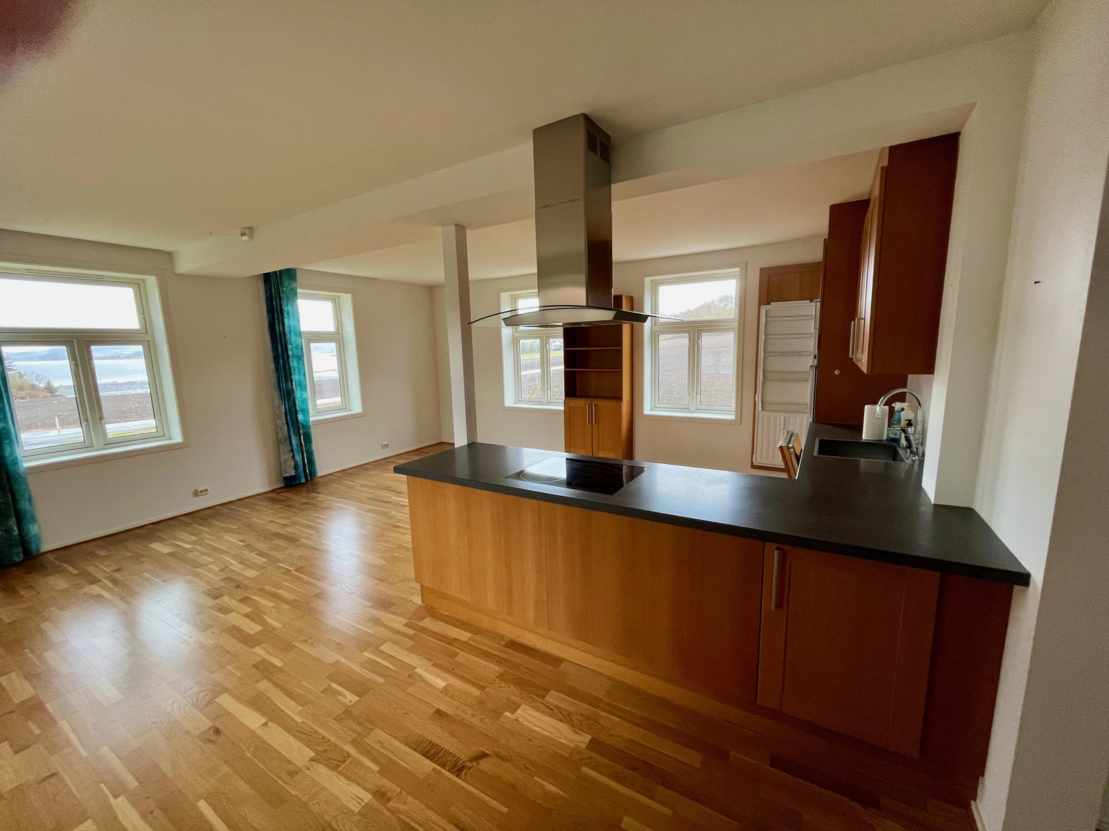 Stort kjøkken med utsikt Galleribilde