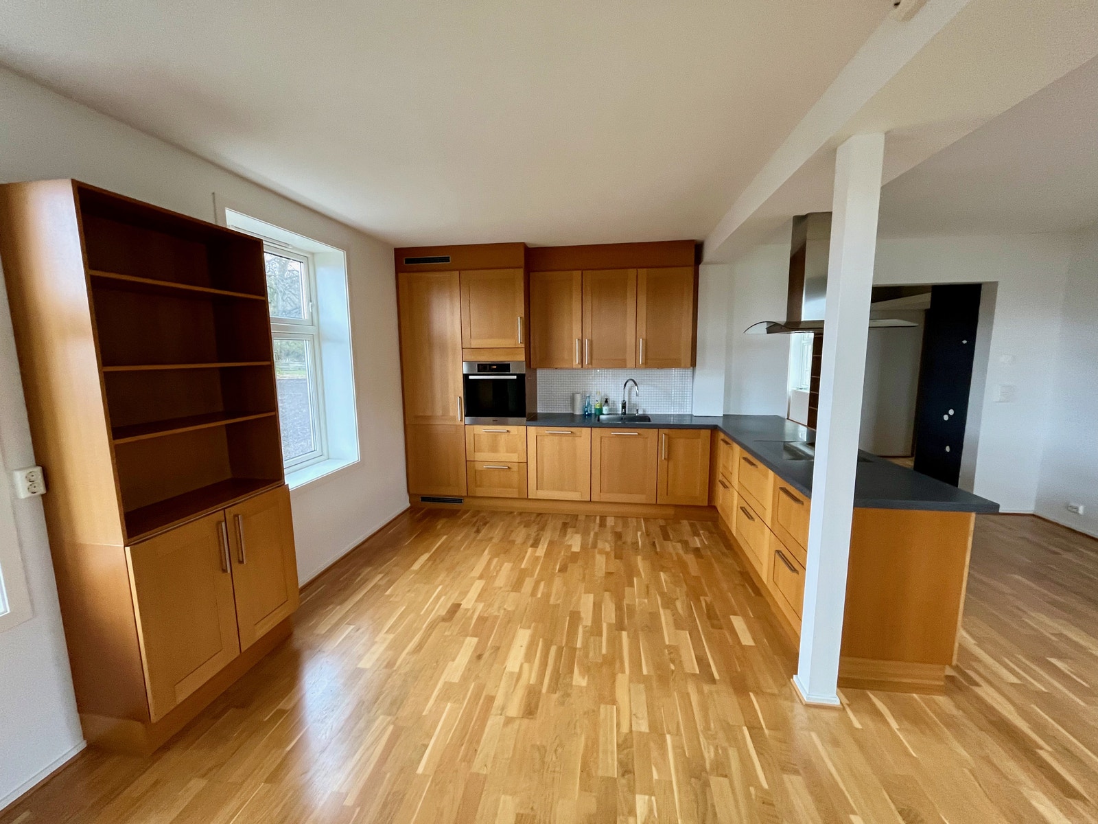 Moderne kjøkken med integrerte hvitevarer Galleribilde