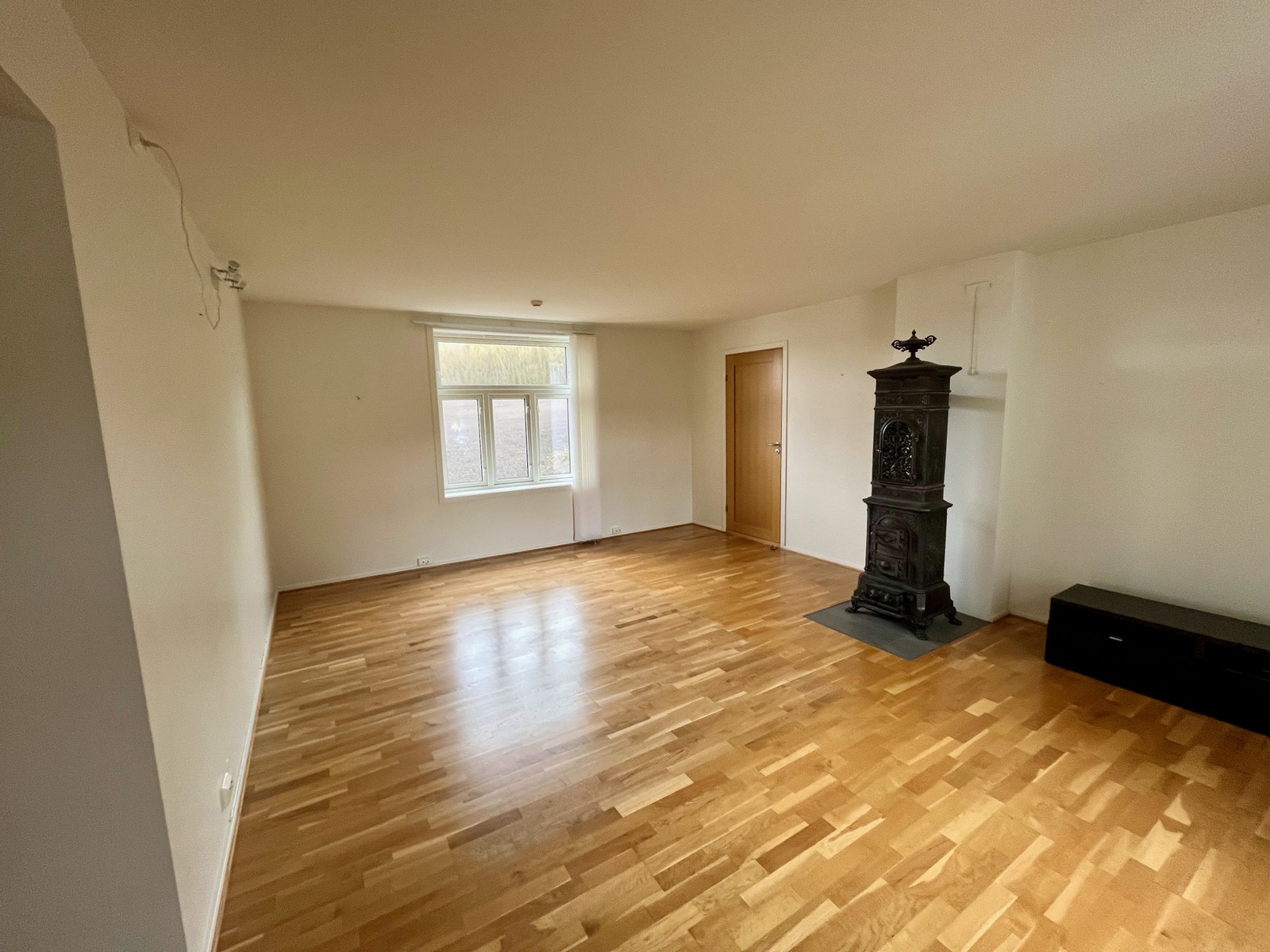 Stor stue med vedovn Galleribilde