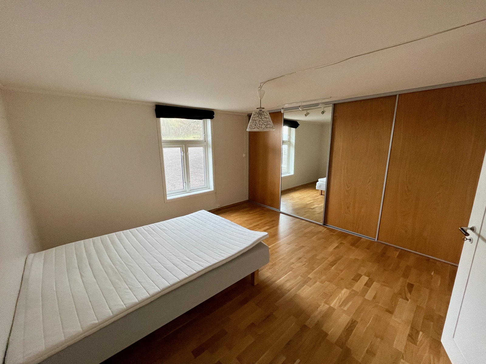 Soverom med skyvedørsgarderobe Galleribilde