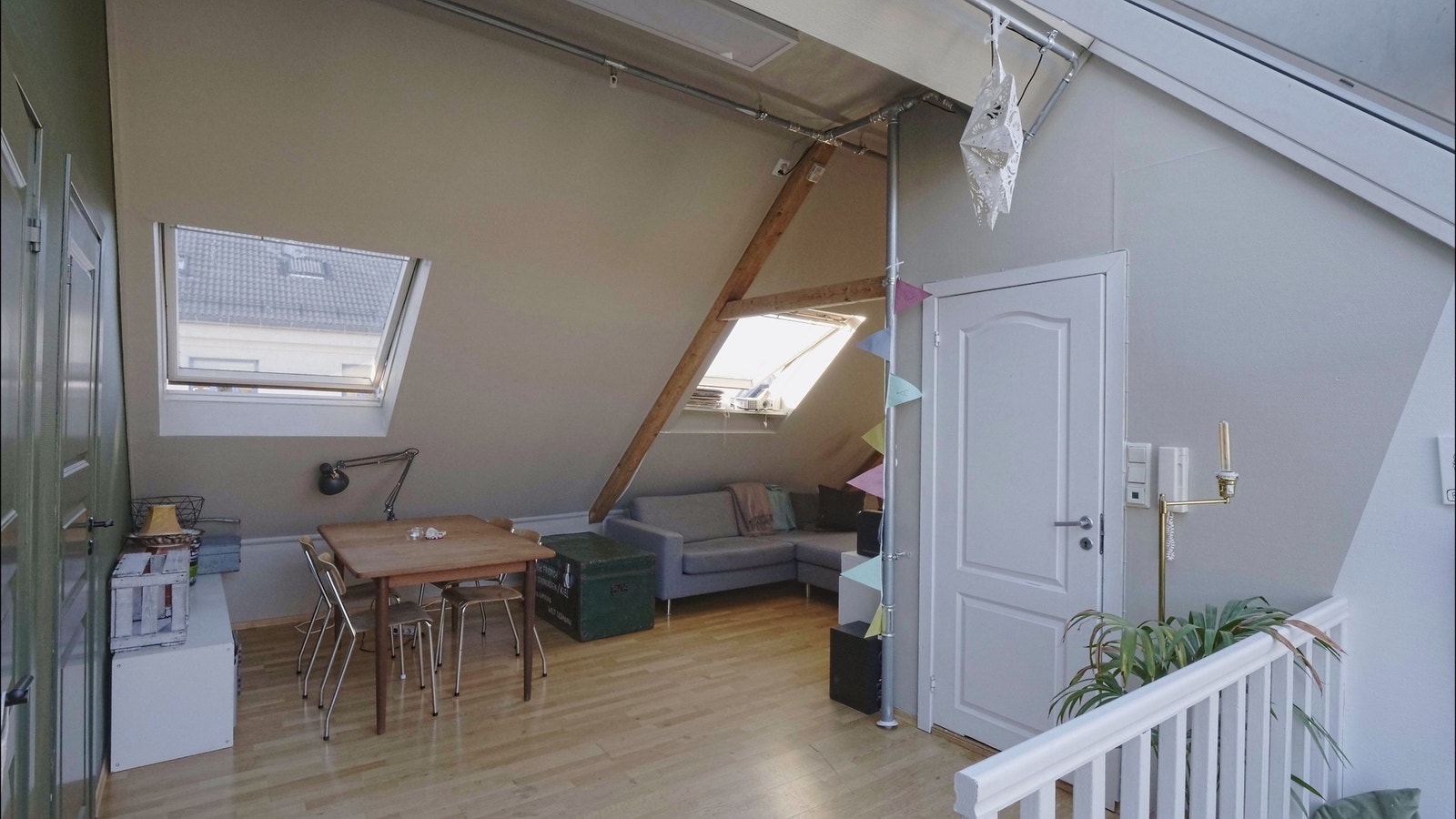 Møblert stue med sofa, prosjektor, lydanlegg, stuebord m. stoler, kaffebord. Galleribilde
