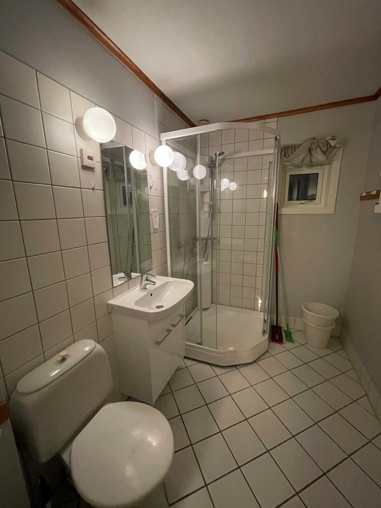 Badet. Vaskemaskin og tørketrommel i kjeller. Galleribilde