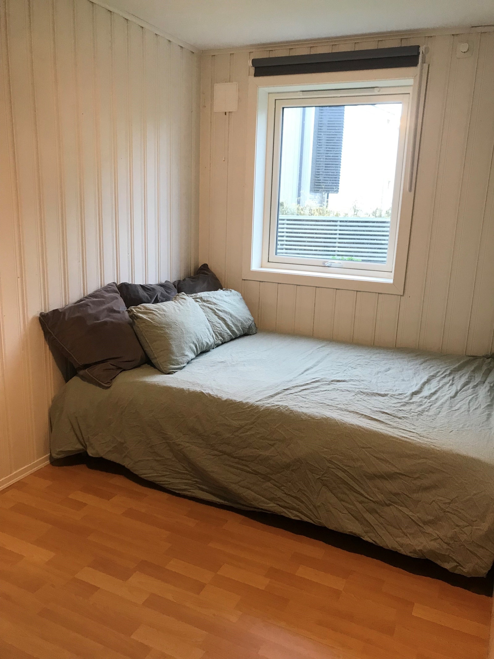 Stort soverom, ca 410 x 210 cm, med seng Galleribilde