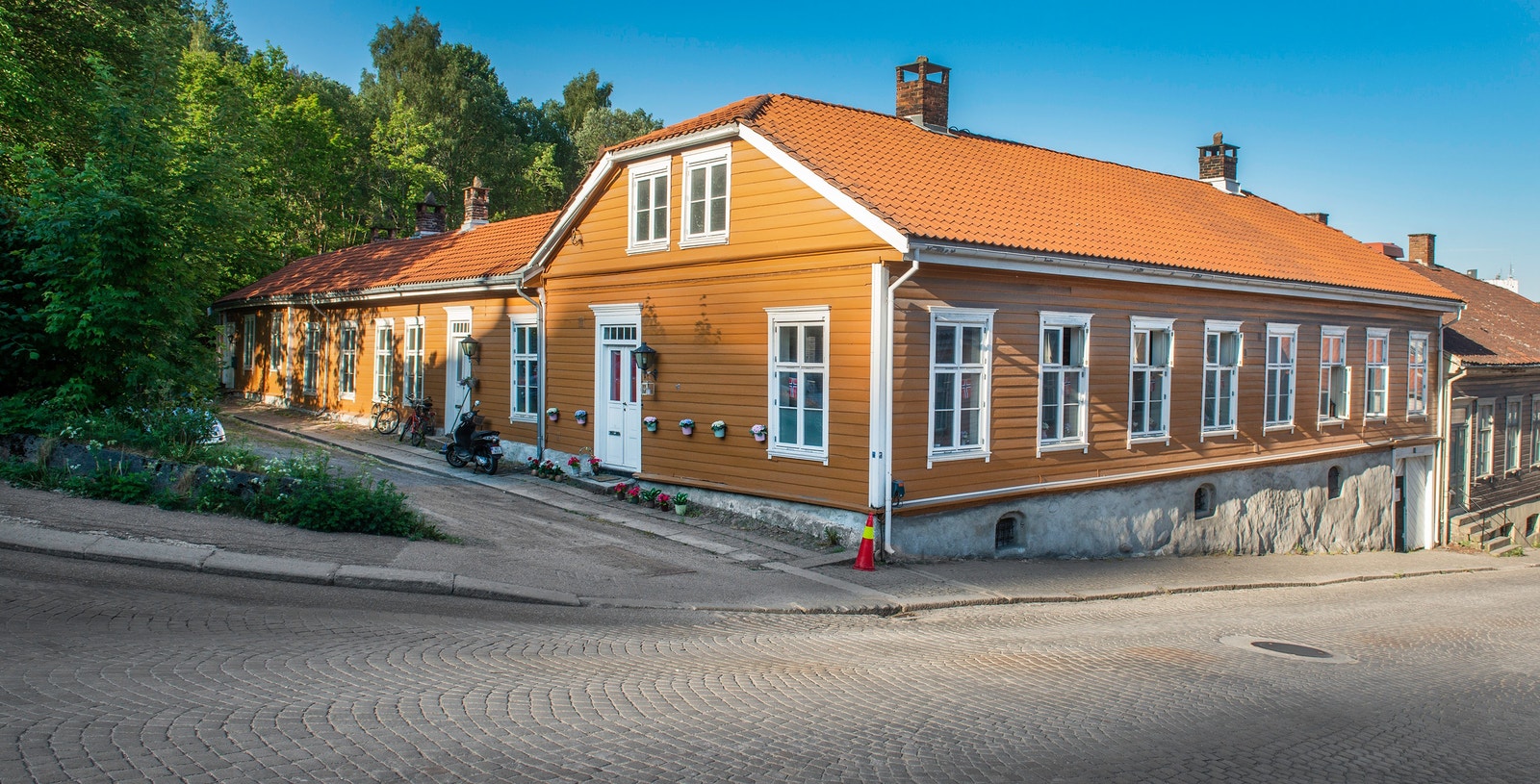 Inngang via portrom til høyre i bildet. Parkering til venstre for huset. Galleribilde