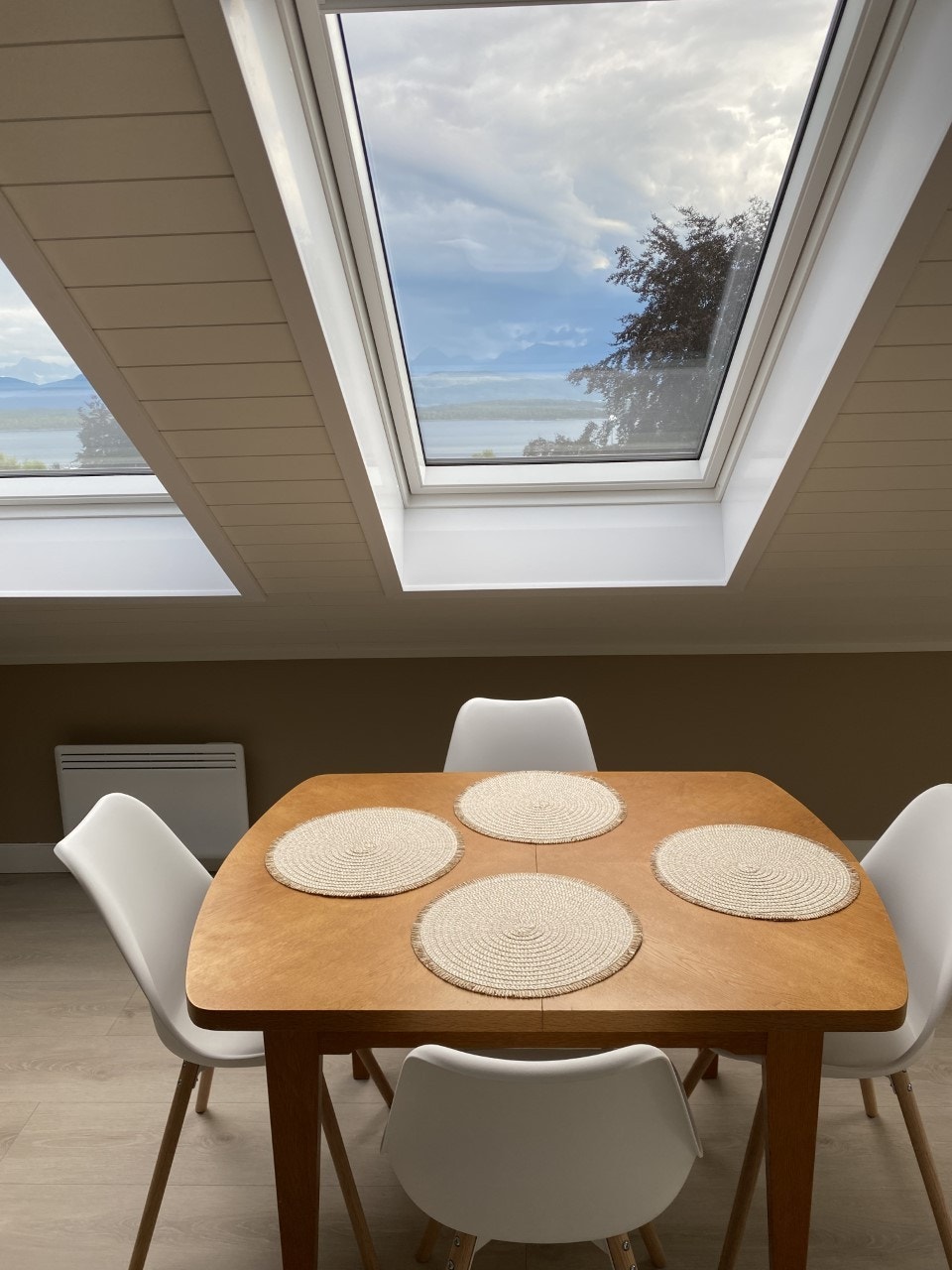 Hyggelig spiseplass. Flott utsikt og store takvindu gjør det hyggelig å oppholde seg i rommet. Galleribilde