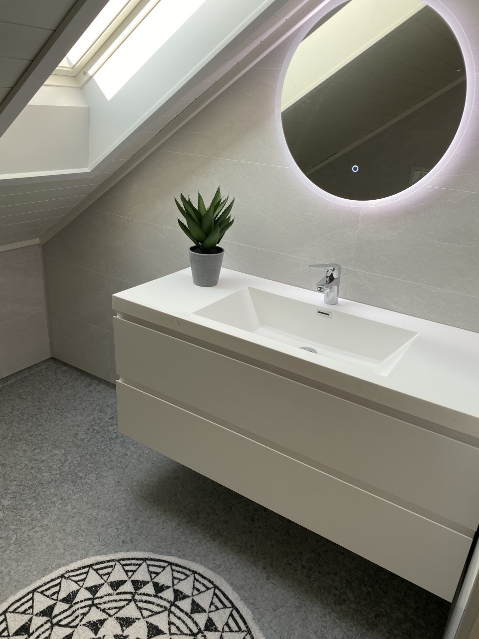 Baderomsinnredning med ekstra bredde. Nytt takvindu også her - som gjør badet lyst og lett. Galleribilde