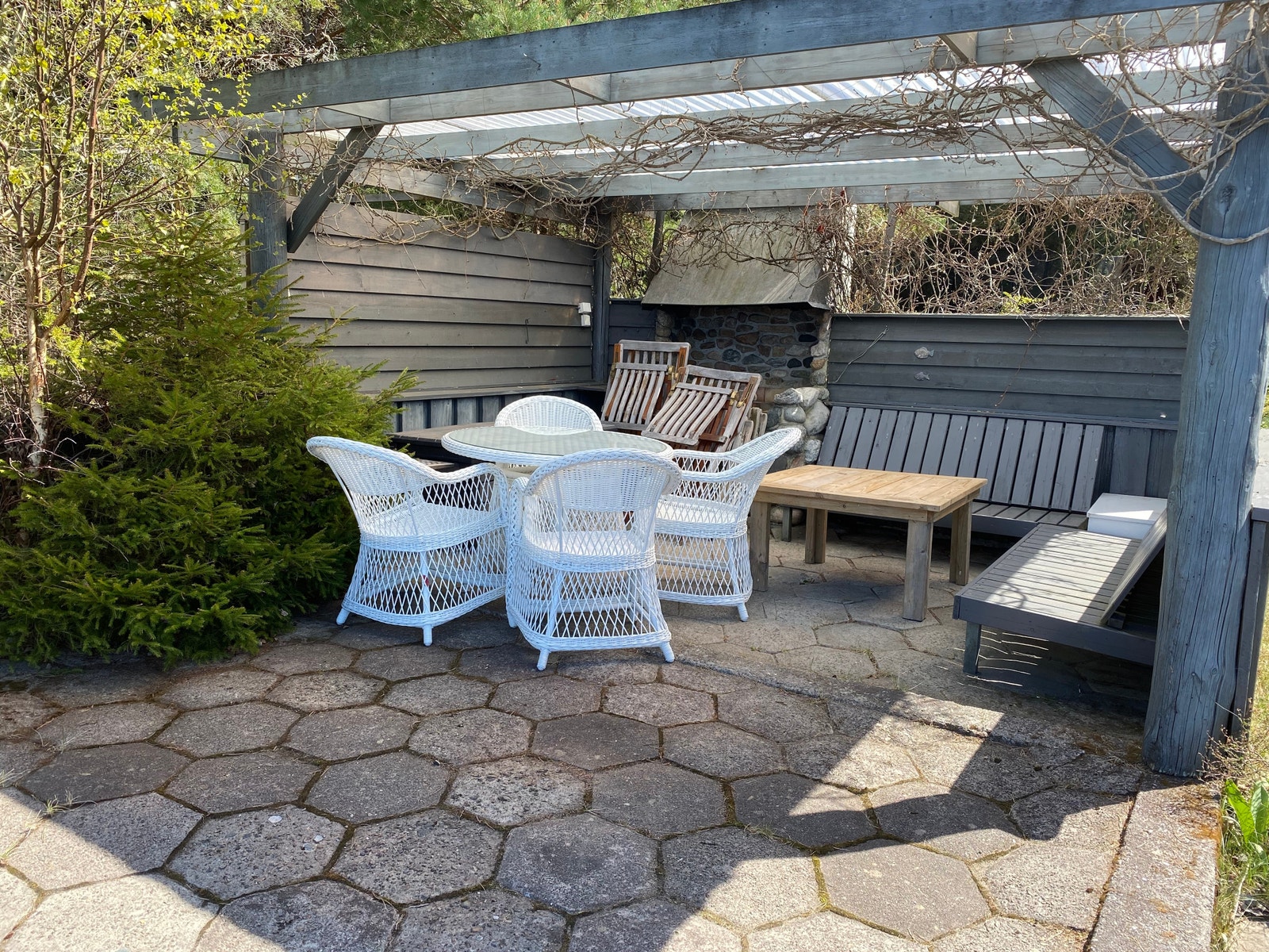 «Grillplassen» kun få meter fra vannkanten med sol til langt på kveld.
Det er puter til alle utemøblene! Galleribilde