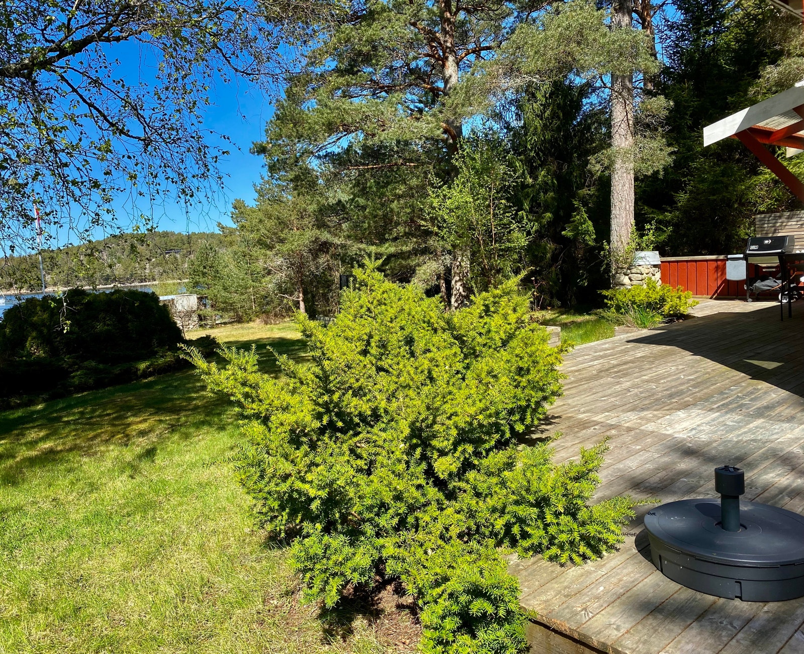 Eiendommen sett fra hyttes platting Galleribilde