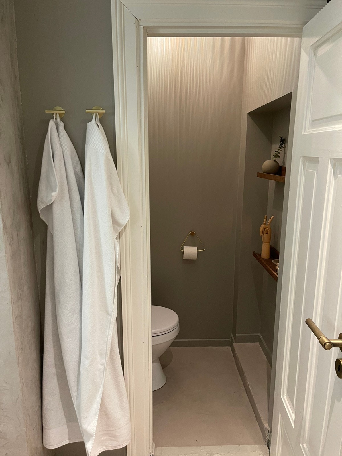 eget toalettrom inne på badet Galleribilde