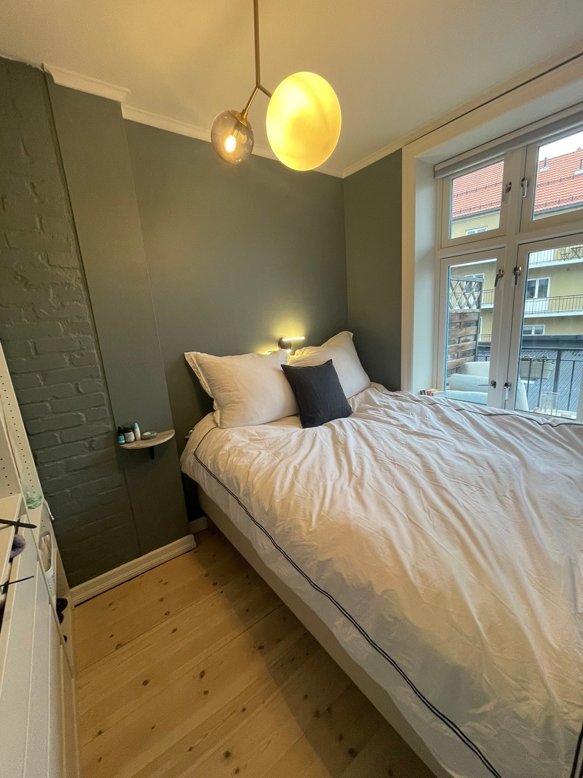160 seng med plass til oppbevaring under Galleribilde