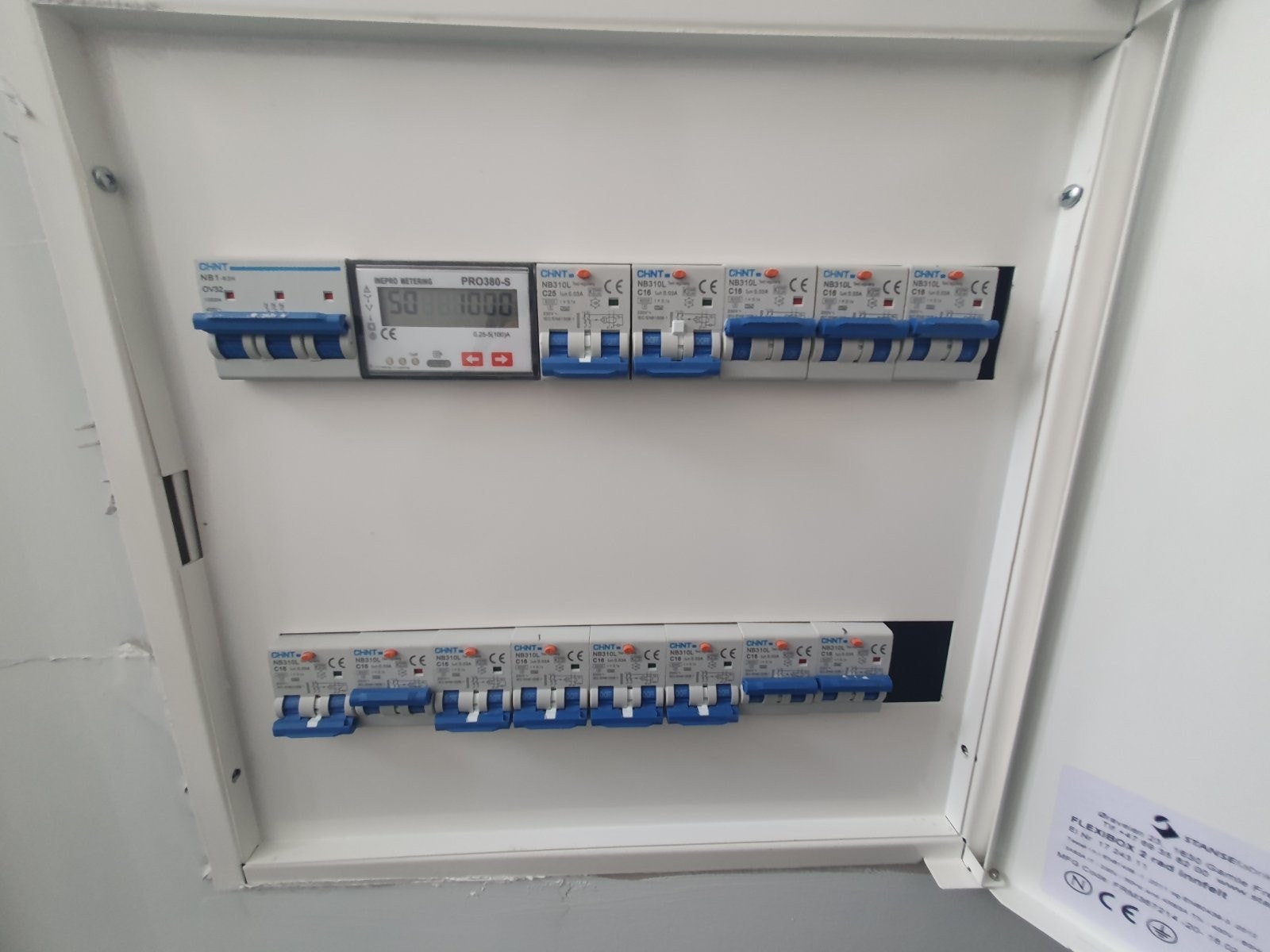 Nytt sikringskap med strømmåler. Galleribilde