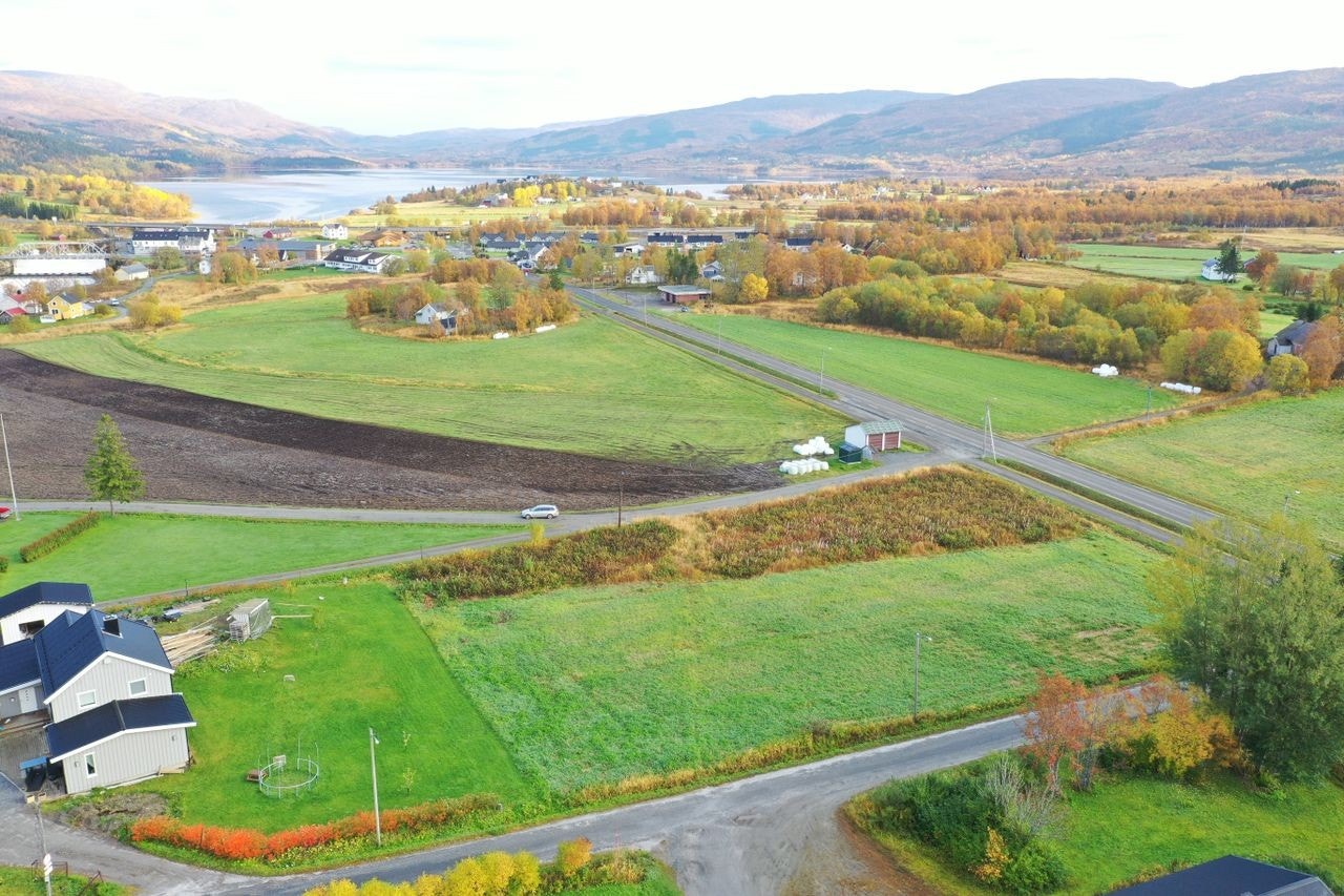 Sentralt beliggenhet: Matbutikk 450 meter, Jernbanestasjon
ca 570 meter barnehage 300 meter, skole 300 meter og div fritidsaktivteter 300 meter Galleribilde