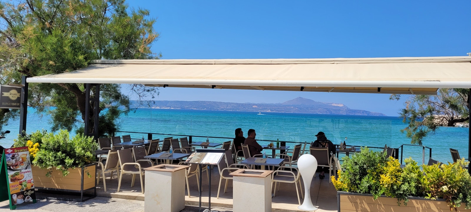 Lunchtid på en av restaurantene i Almyrida Galleribilde