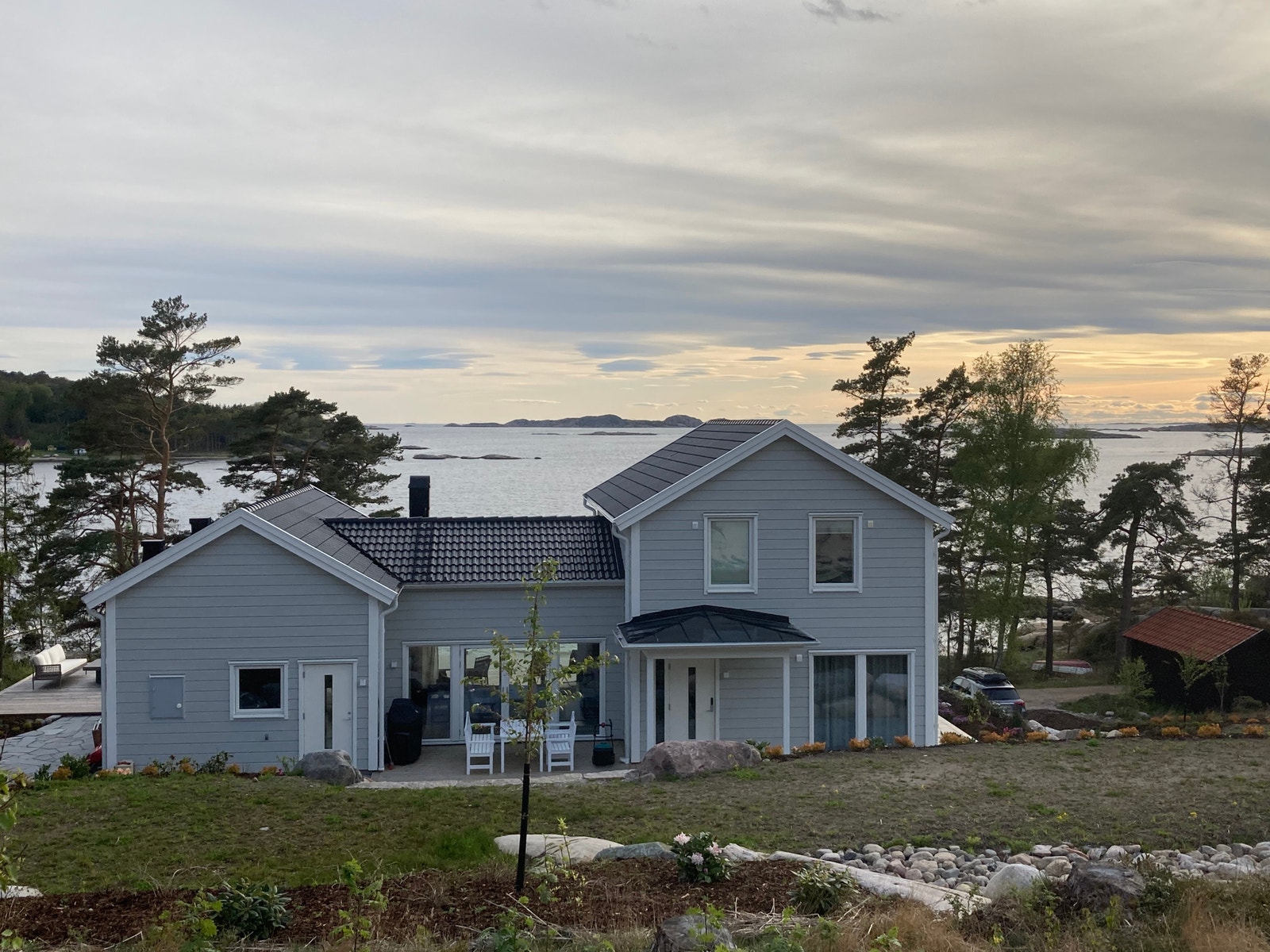 Stor og usjenert tomt rett ved havet Galleribilde