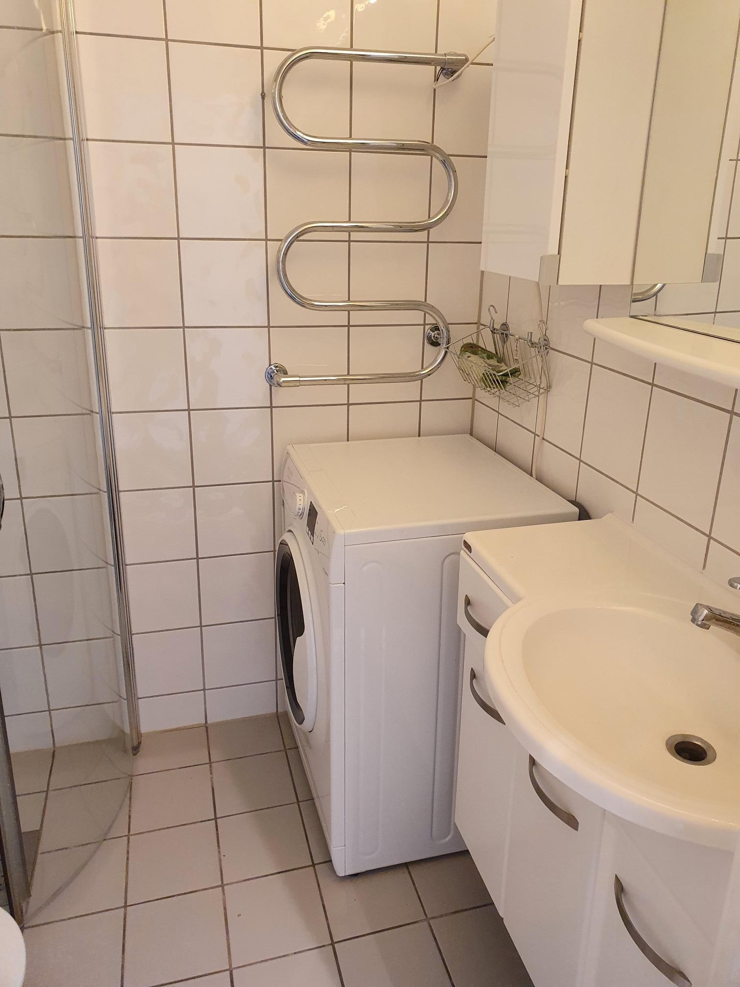 Bad med dusj og vaskemaskin. Ekstra bonus: Tørkestativ, så du alltid har lune håndduker å tørke deg med, eller kjapt tørke badetøyet før neste svømmetur Galleribilde