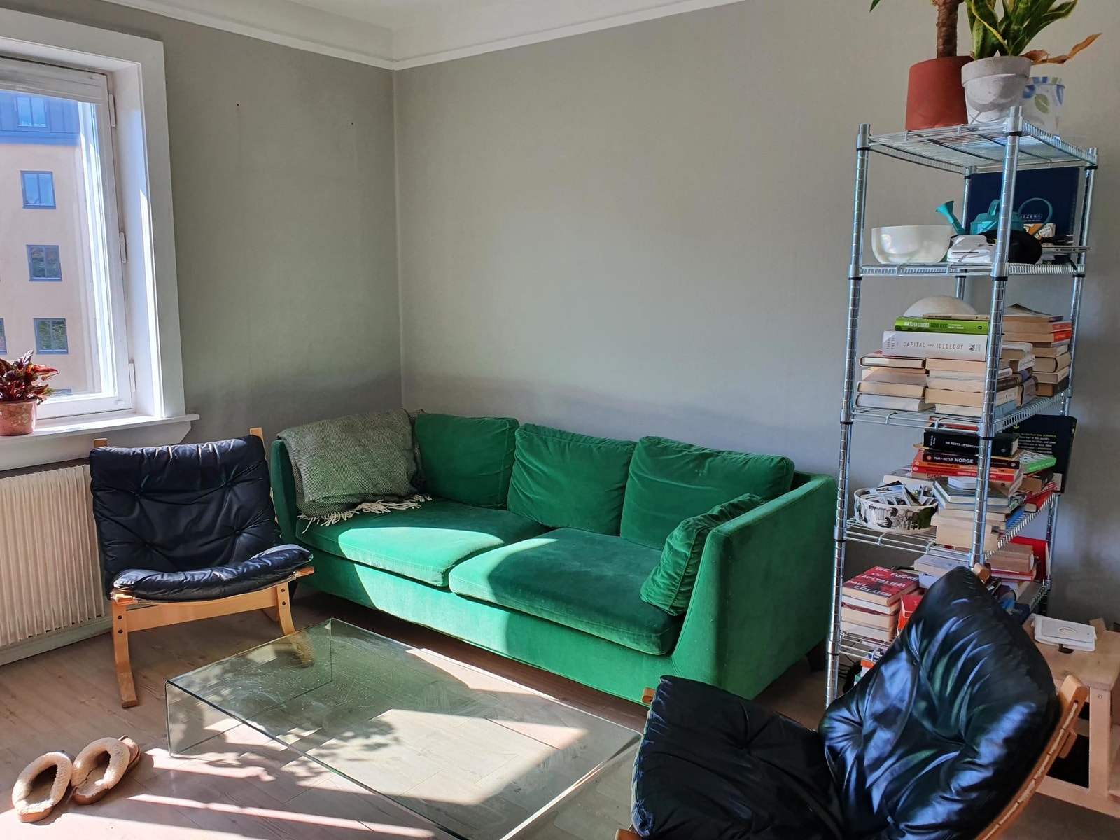 Digg sofa (som også er overnattings-vennlig) i romslig sittegruppe Galleribilde