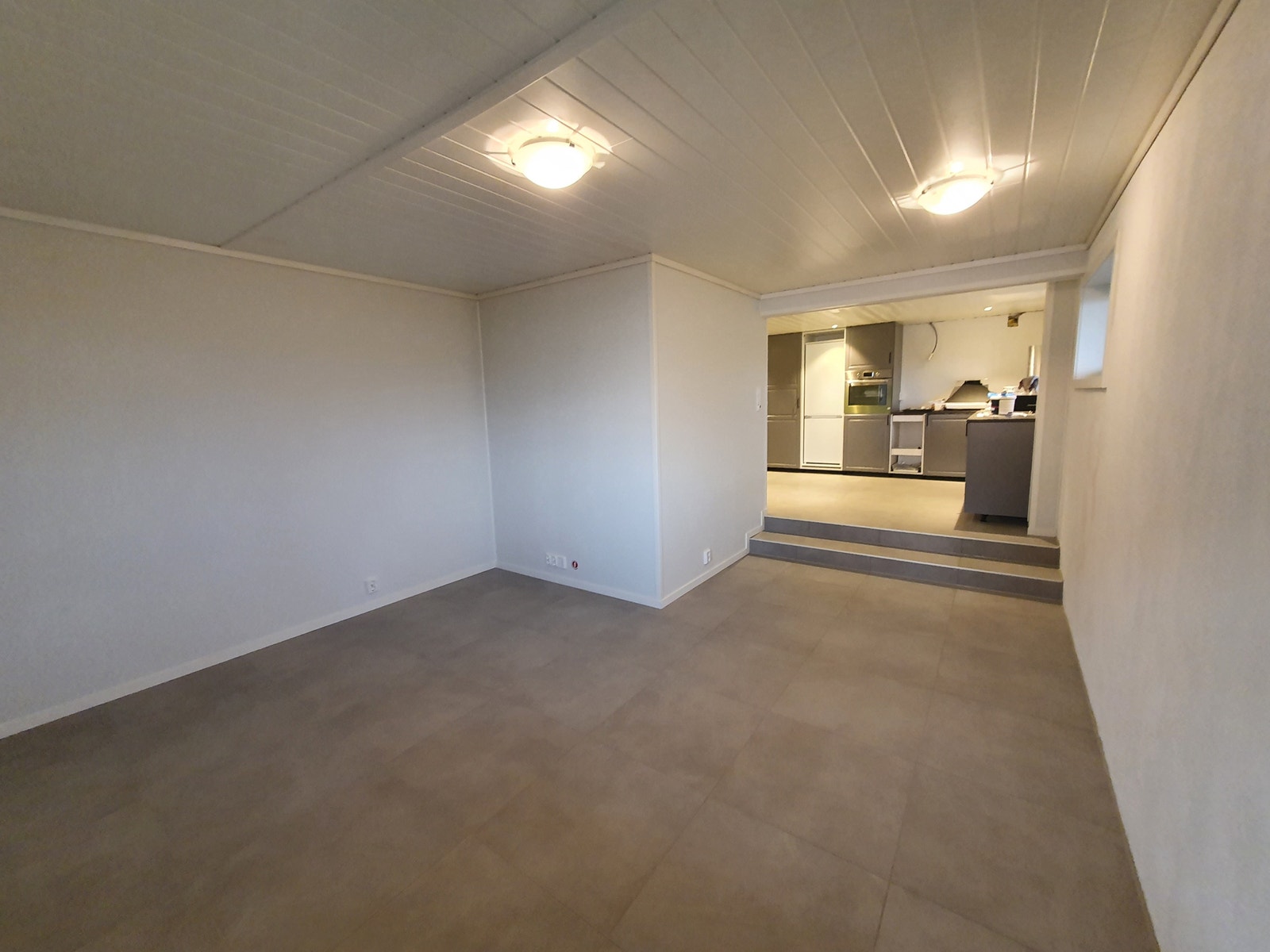 Åpen løsning med stue og kjøkken. Her sett fra stue mot kjøkken. Galleribilde