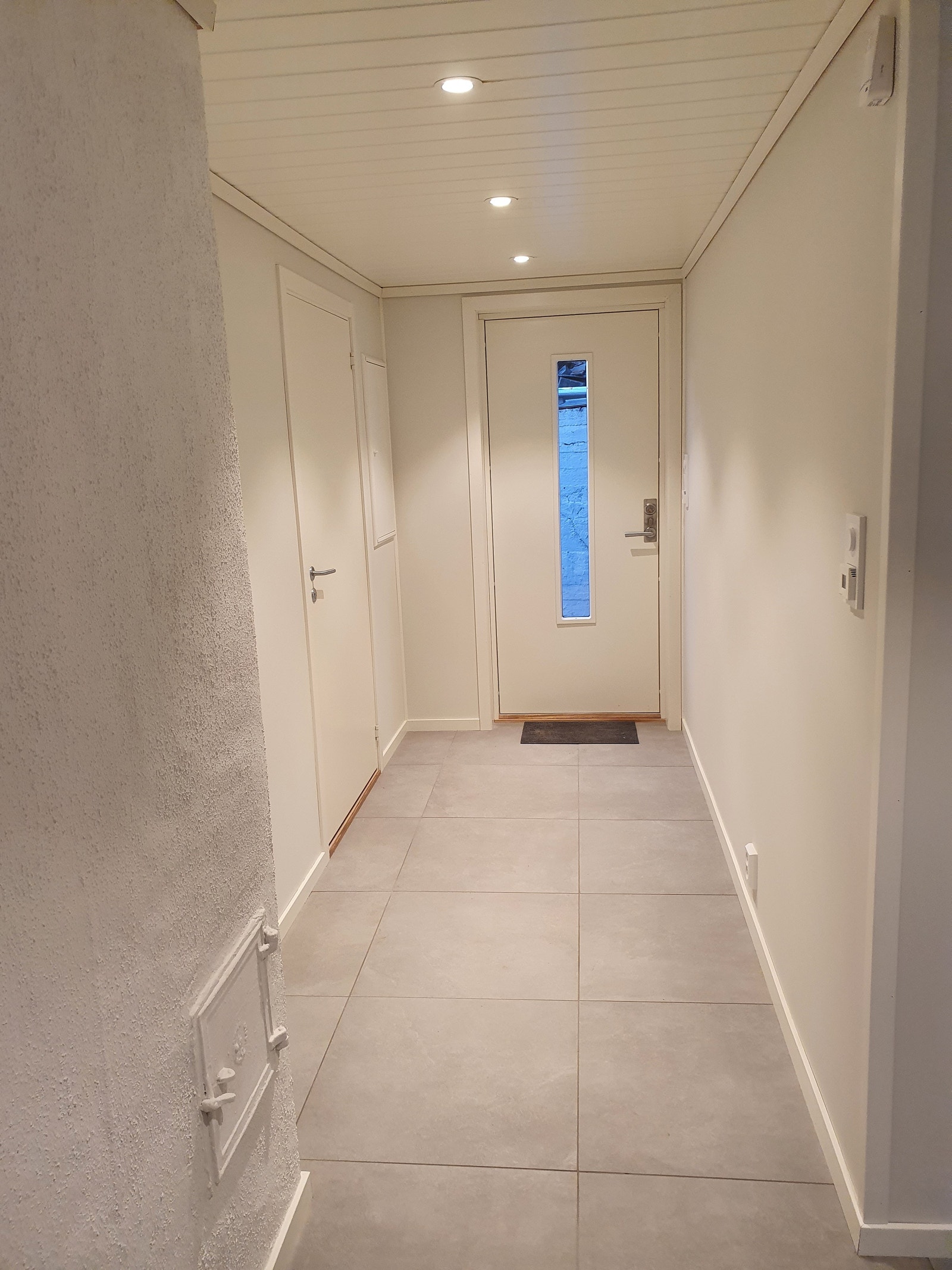 Luftig gang med spotter i taket. Galleribilde