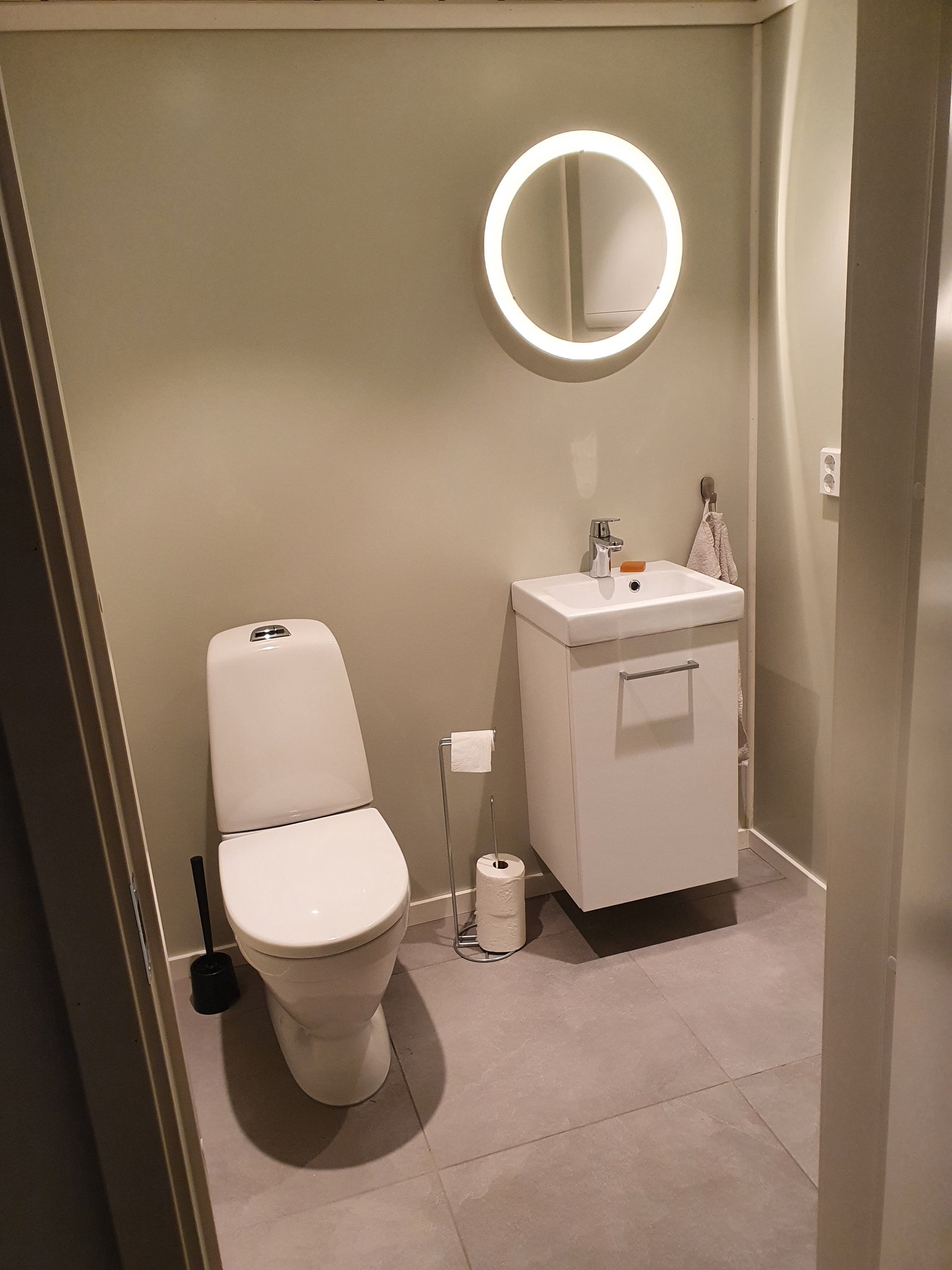 Flislagt toalett med lyse farger. Galleribilde