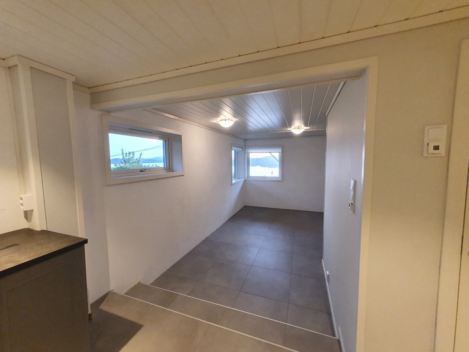 Utsikt mot fjorden fra alle vinduer i stuen. God plass til spisestuemøbler. Galleribilde