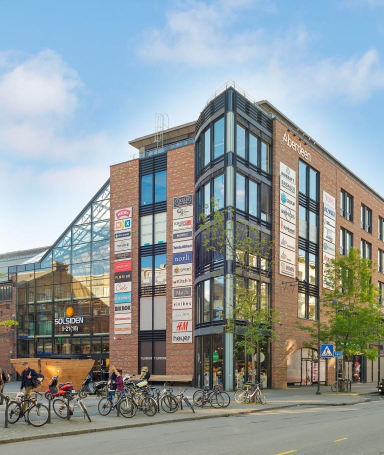 Svært nære kjøpesenter og restauranter/café. Galleribilde