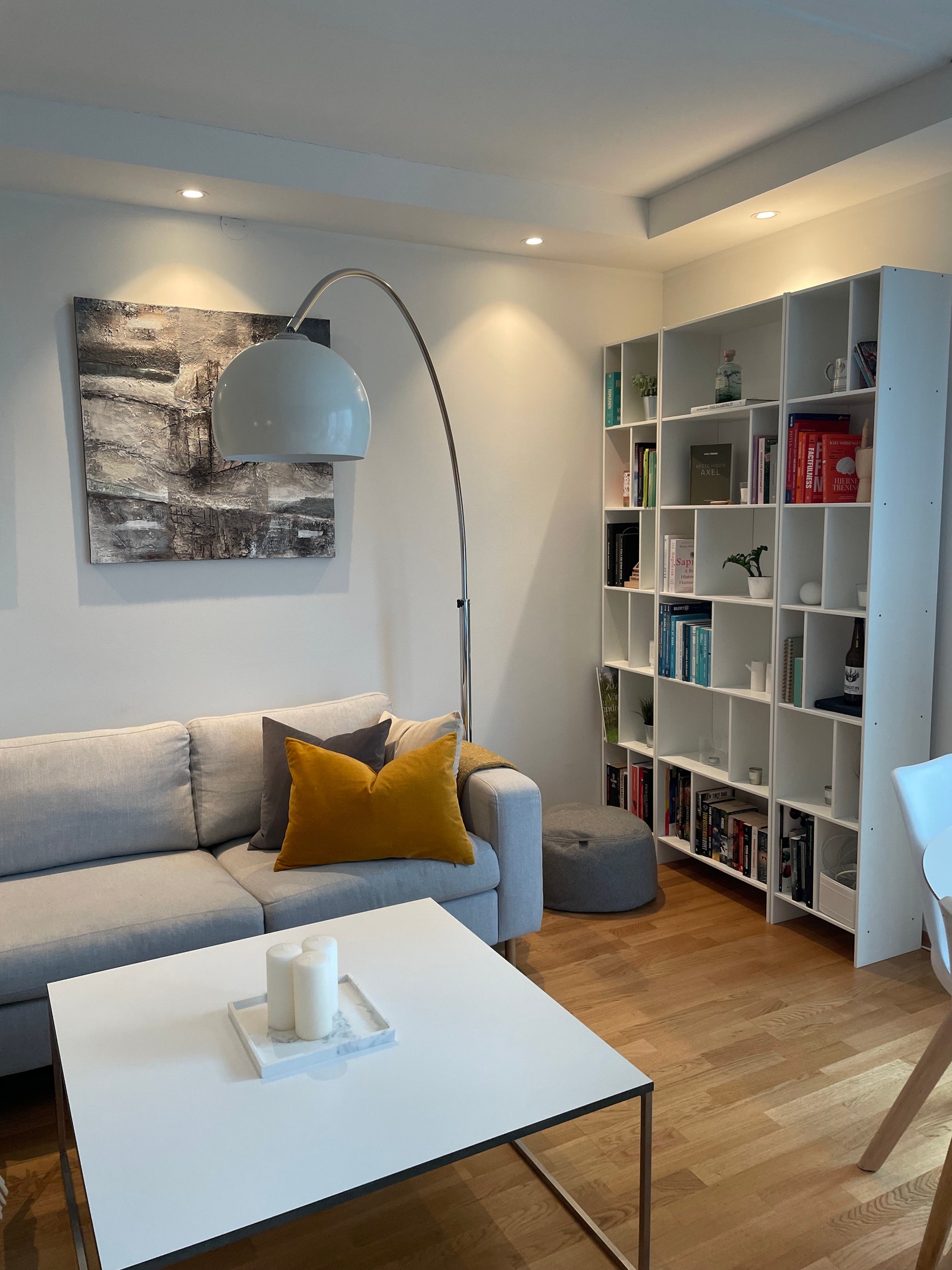 Åpen og lys stue. Galleribilde