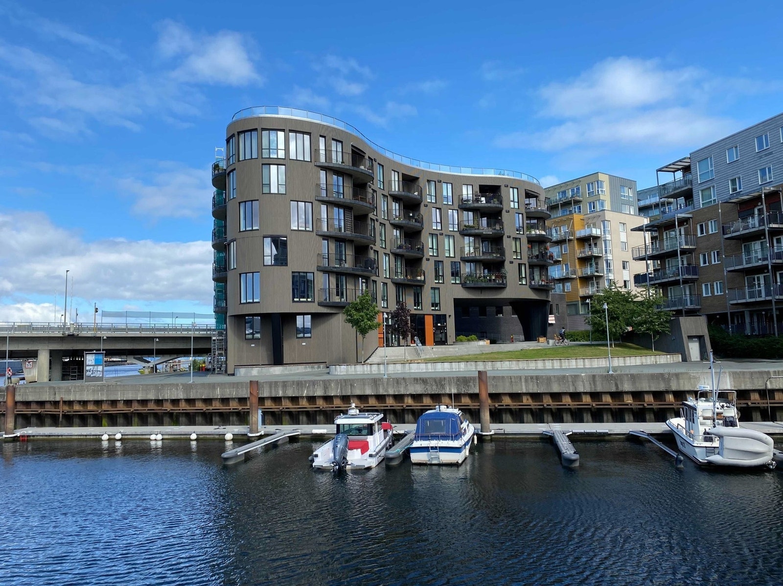 Nedre Elvehavn. Idyllisk uteområde, med sjø, båter, felles plen og uteområde. Kort vei til Ladestien og sentrum. Galleribilde