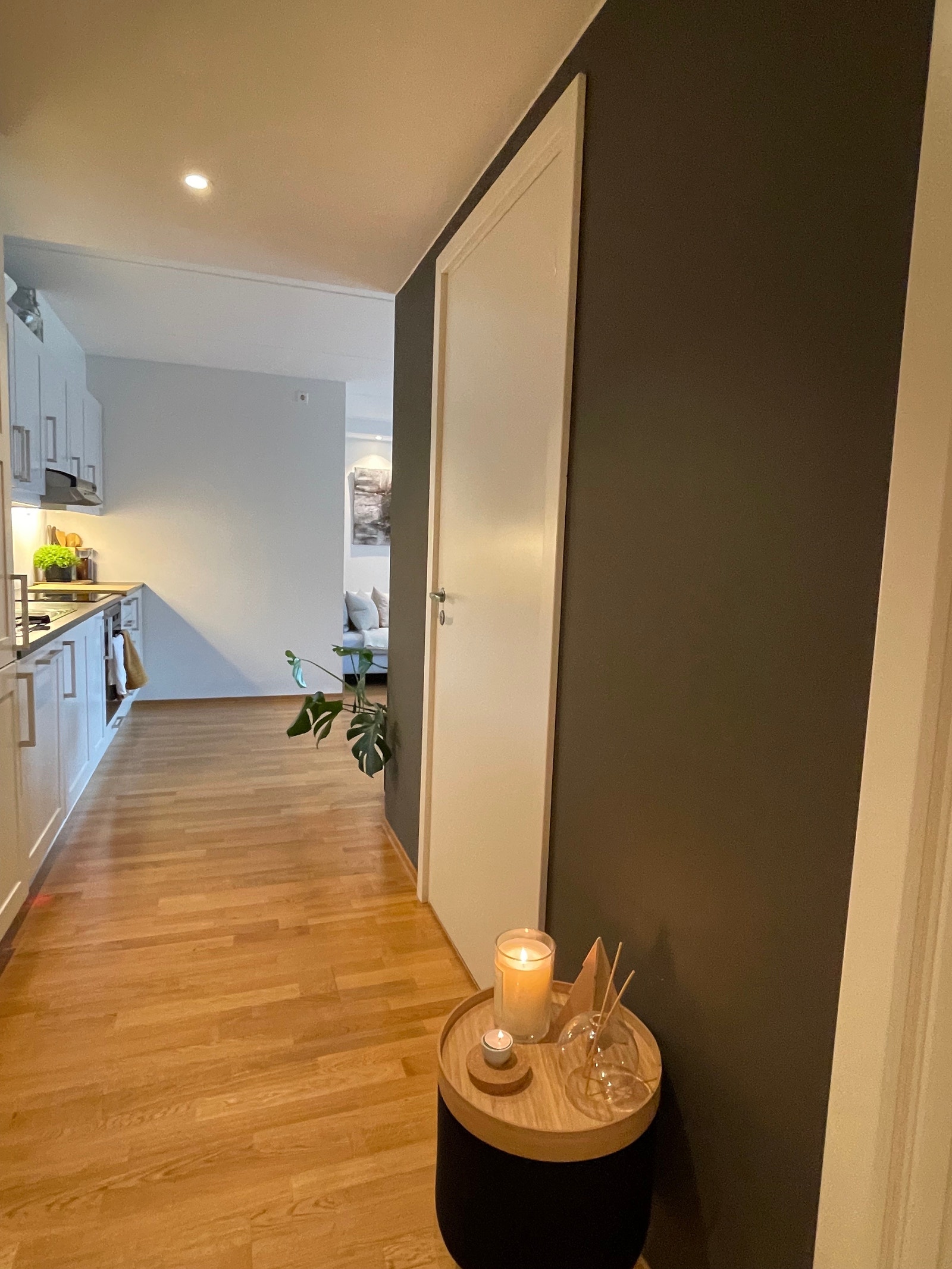 Utsikt mot kjøkken og stue fra gang. Galleribilde