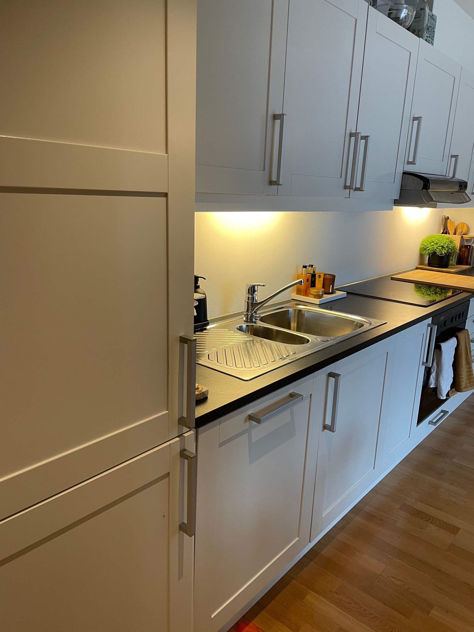 Stilrent og åpent kjøkken. Galleribilde