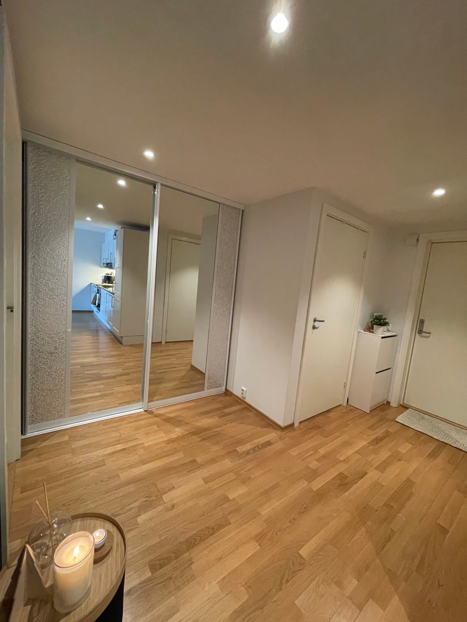 Inngangsdør fra høyre, bod mot venstre. Stor skyvedørsgarderobe helt til venstre. Galleribilde