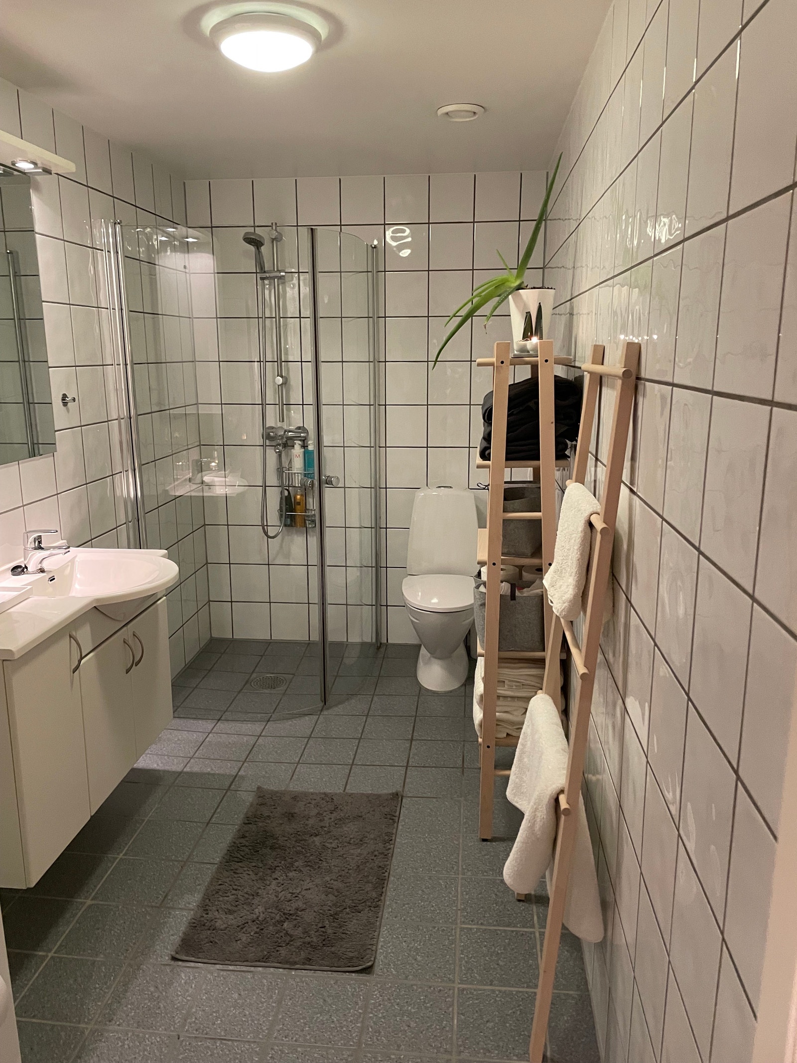 Romslig og klassisk bad. Gulv-varme og vaskemaskin inkludert. Galleribilde