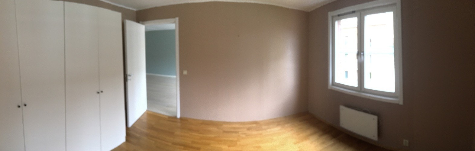 Soverom av god størrelse medfølgende klesskap dersom dette er ønskelig. Galleribilde