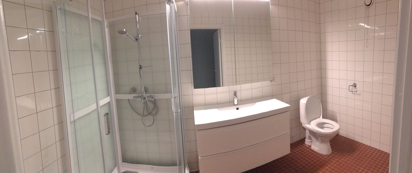 Funksjonelt bad med god plass i servant-skap og speil-skap. Galleribilde