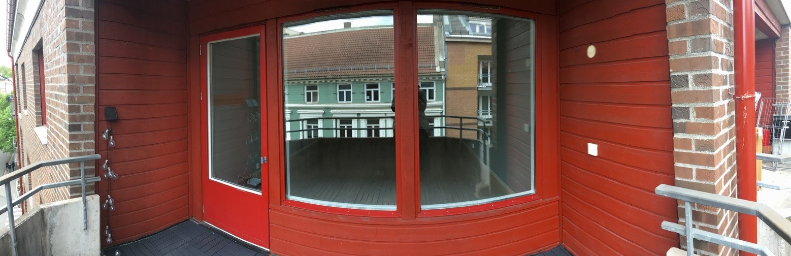 Store vindusflater mot balkong. Galleribilde