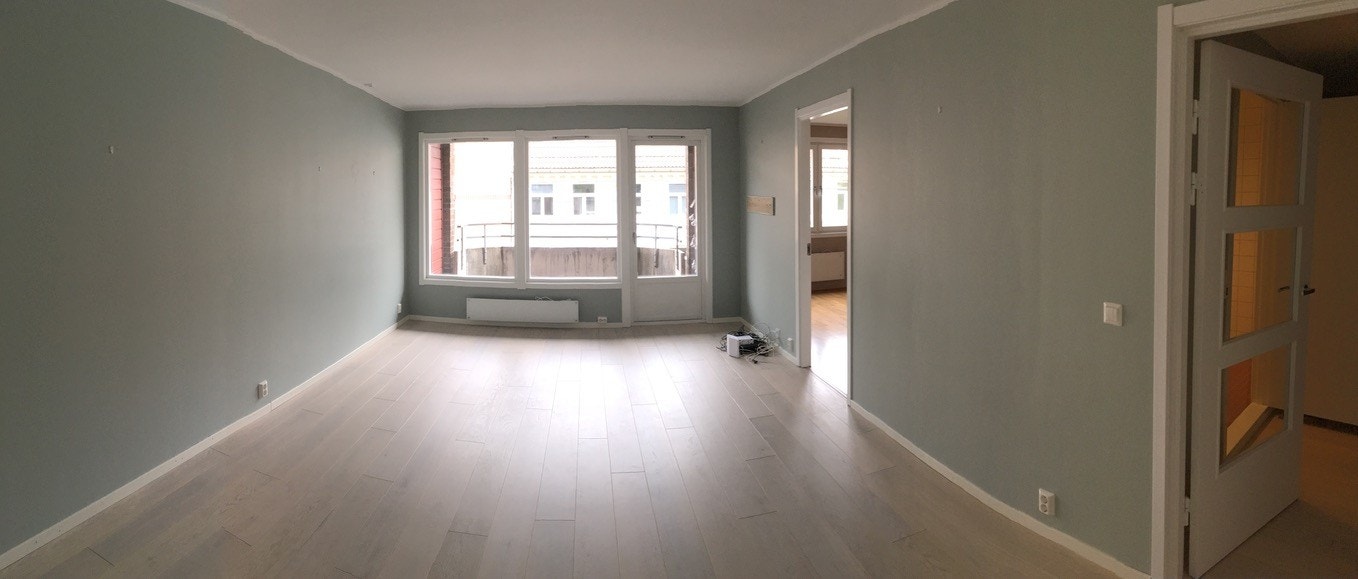 Romslig stue med store vindusflater og utgang til balkong. Galleribilde