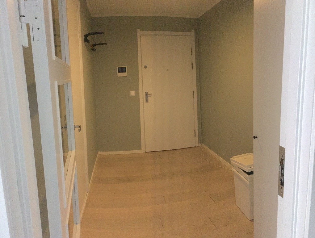 Gang med garderobeskap og klesstativ Galleribilde