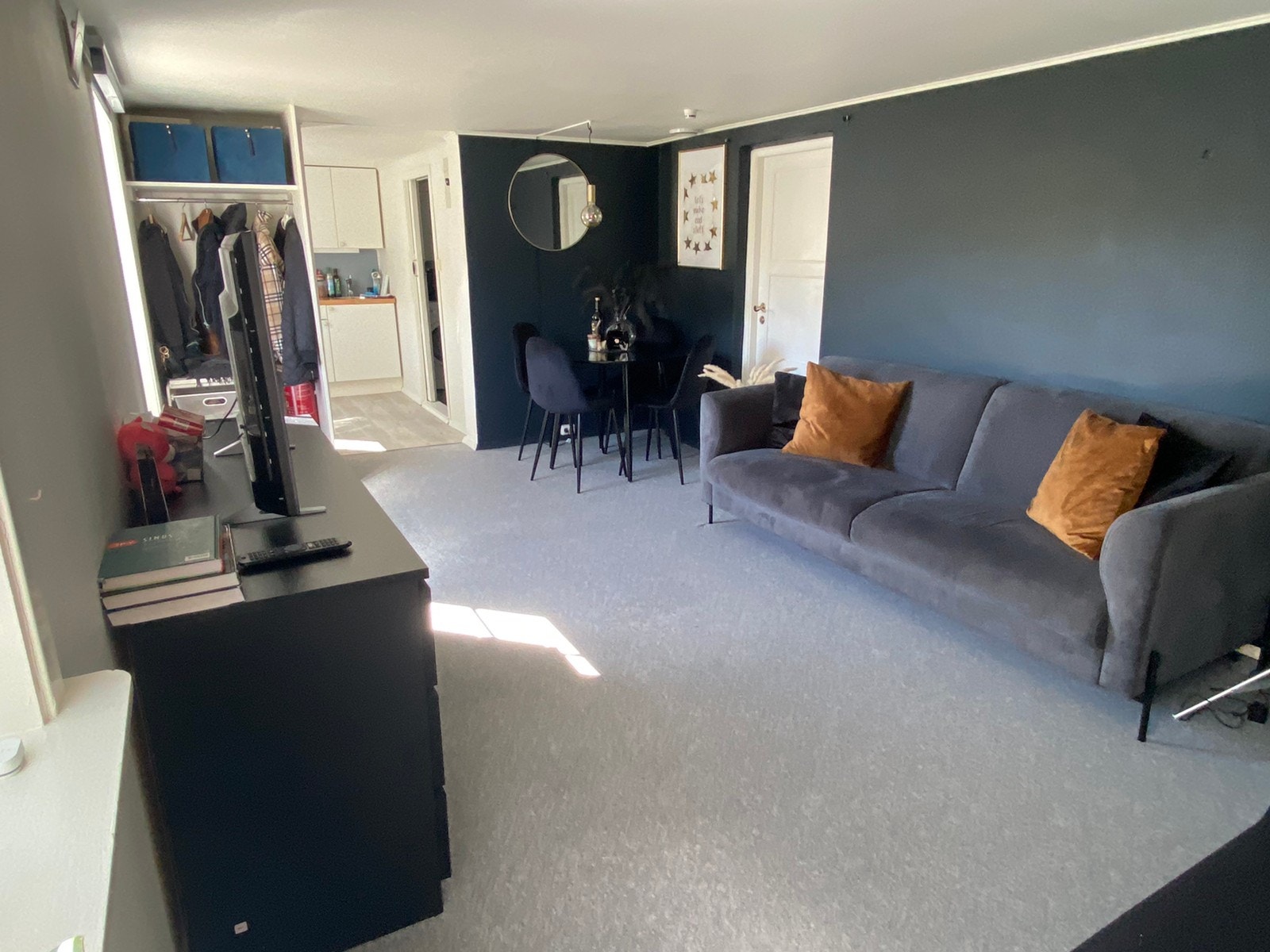 Koselig stue med plass til spisebord og sofa (ikke inkl.) Galleribilde