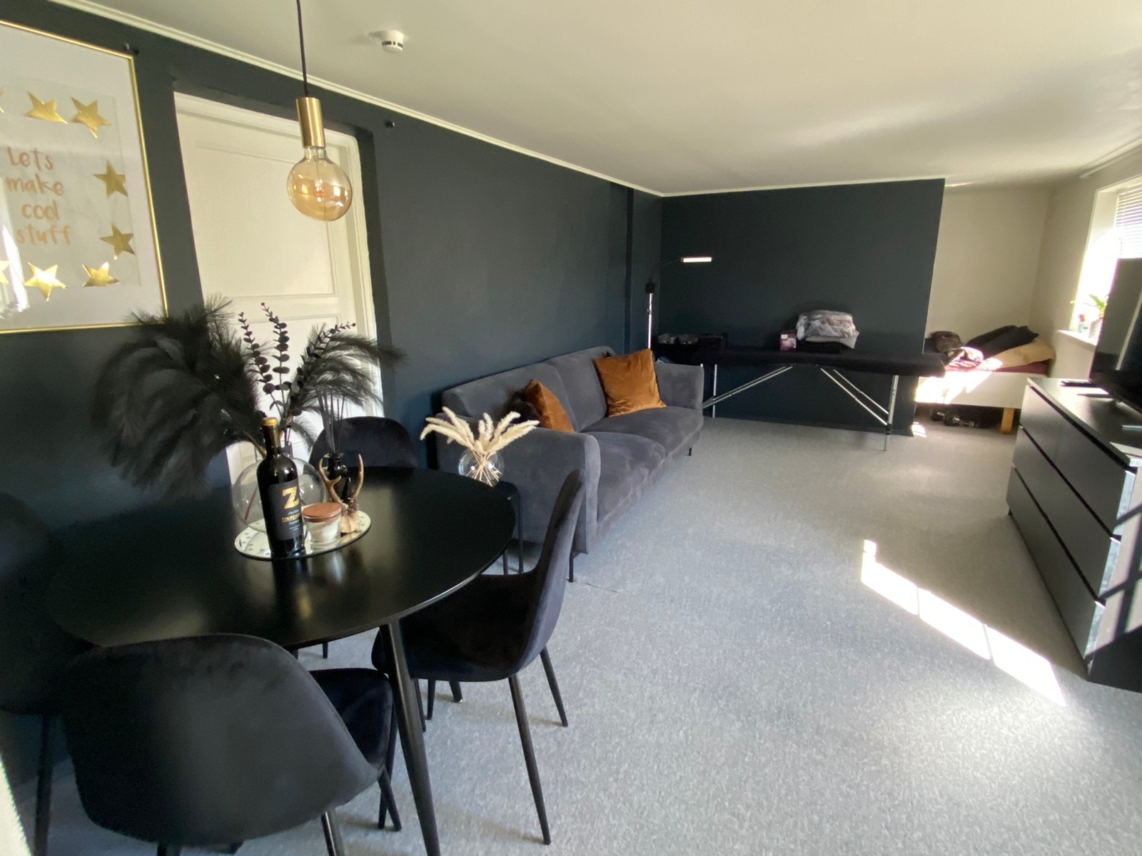 Romslig oppholdsrom Galleribilde