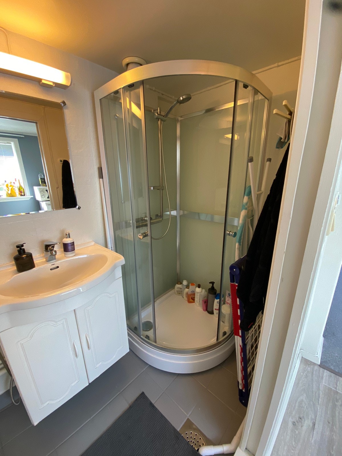 Bad med wc, dusjkabinett, vaskemaskin og varmtvannstank Galleribilde