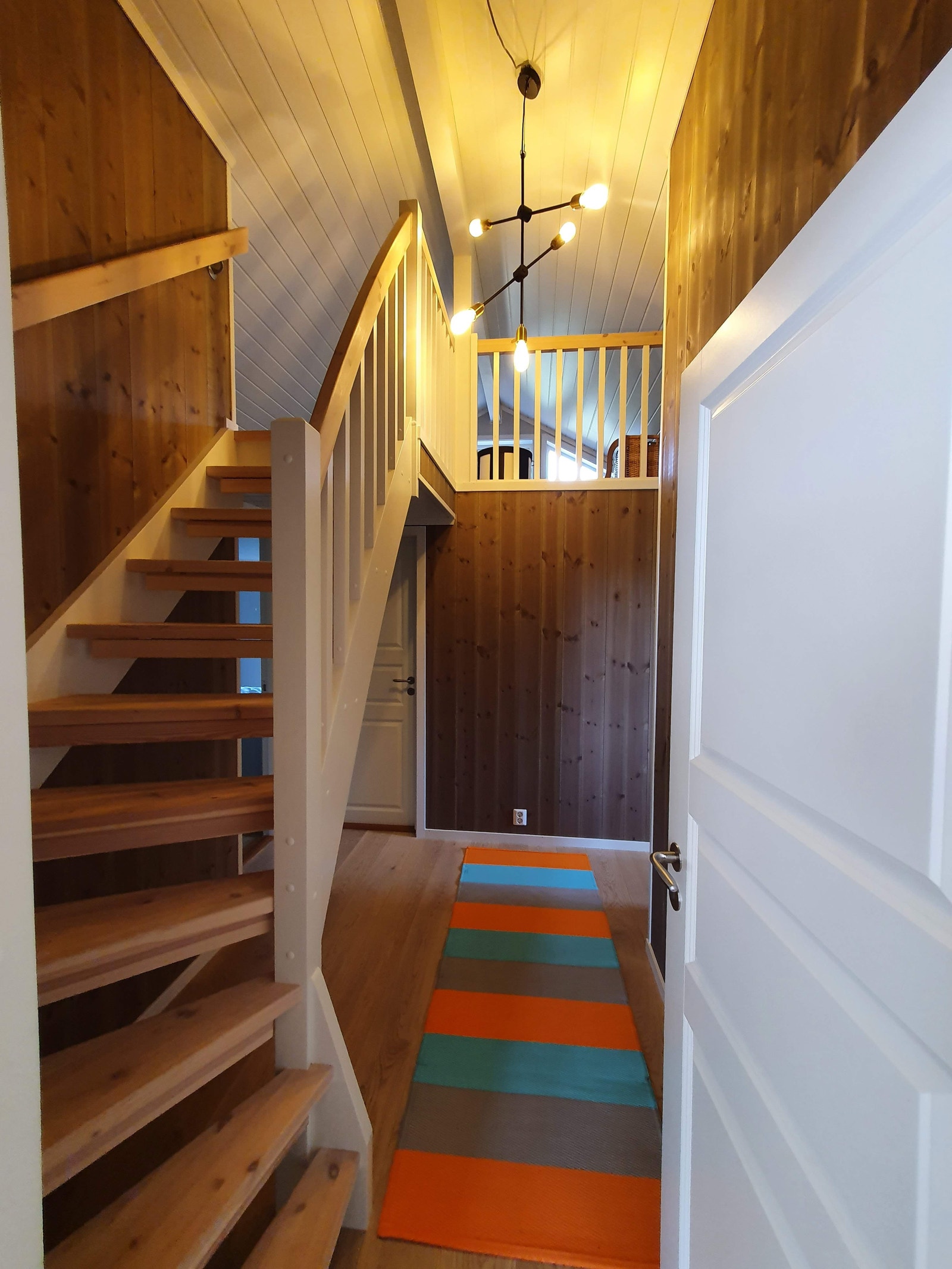 Gang med trapp til hems. Trappen går både opp og ned. Galleribilde