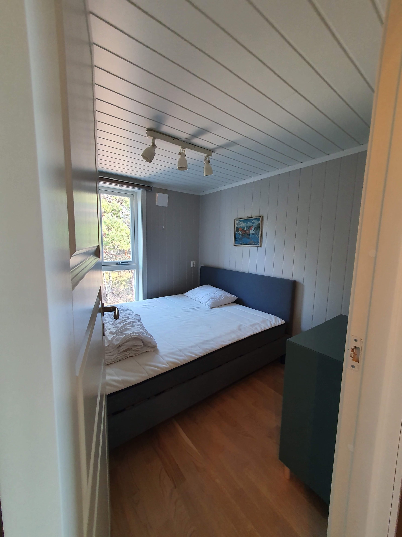 Litt mindre soverom, seng 200x160cm Galleribilde