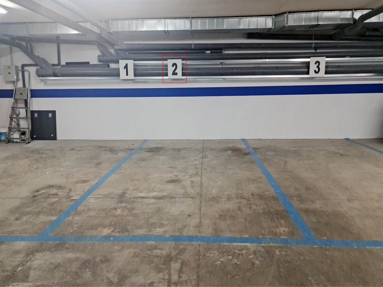 Parkeringsplass nummer 2, tilhører leiligheten. Trenger du denne ta kontakt med oss, slik at vi får gitt deg nødvendige tillatelser. Galleribilde