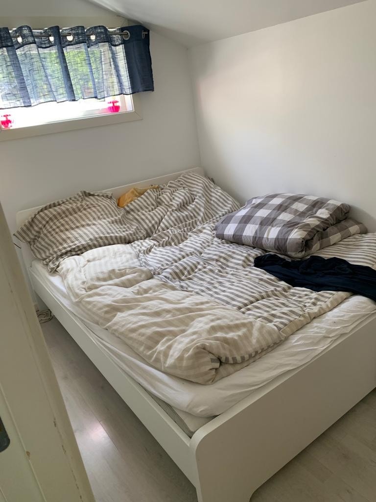 Fint soverom med plass til dobbeltseng Galleribilde