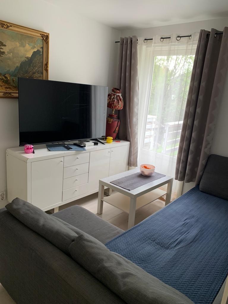 Stue med plass til sofa og stor TV. Utgang fra stue til stor balkong. Galleribilde