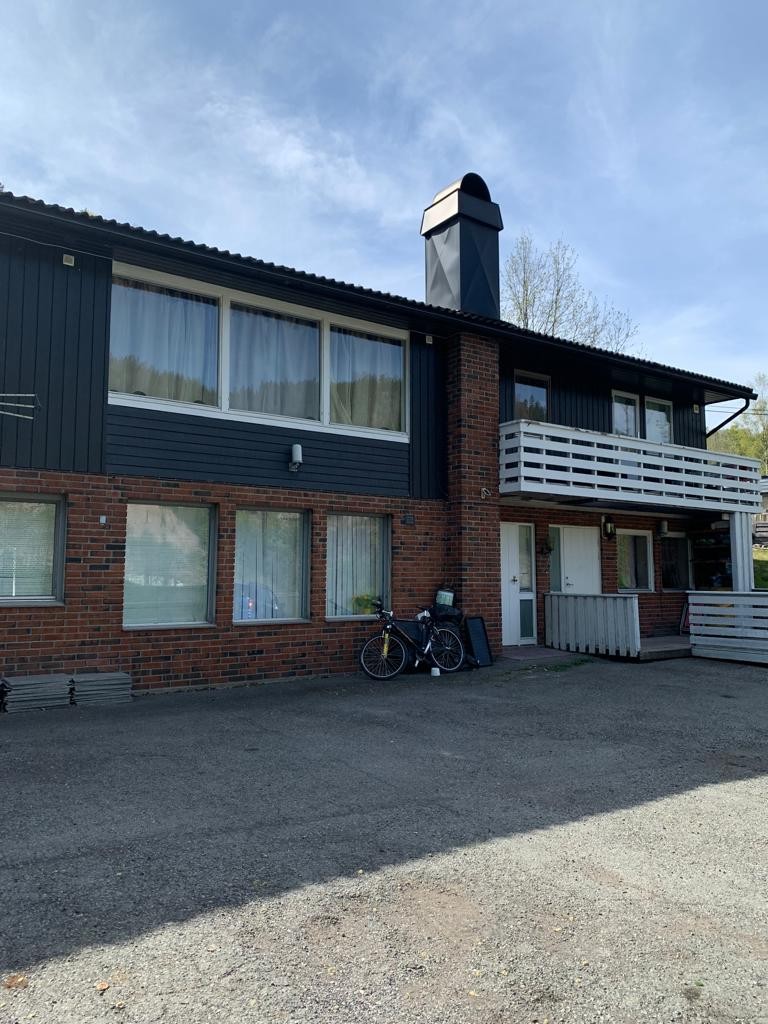 Stor terreng med god plass til bilparkering. Galleribilde