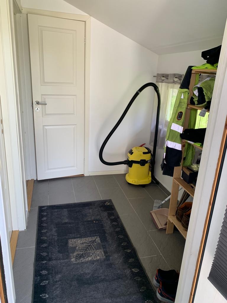 God plass til ytterplagg. Inngang (foran) til badet og (til venstre) døra til kjøkkenet, stuen og soverom Galleribilde