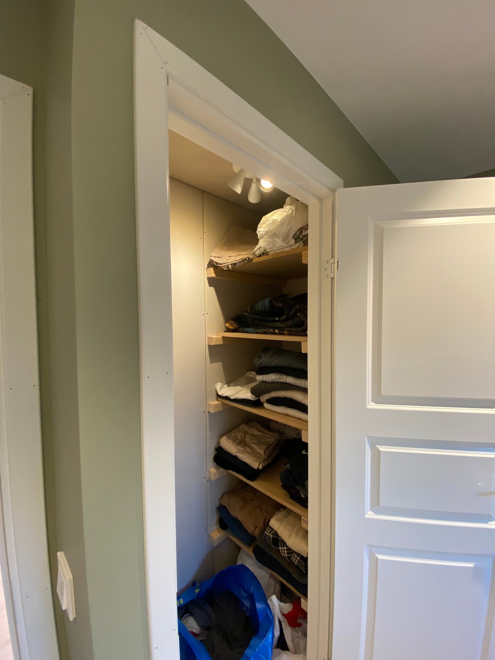Klesskap/liten walk-in Galleribilde
