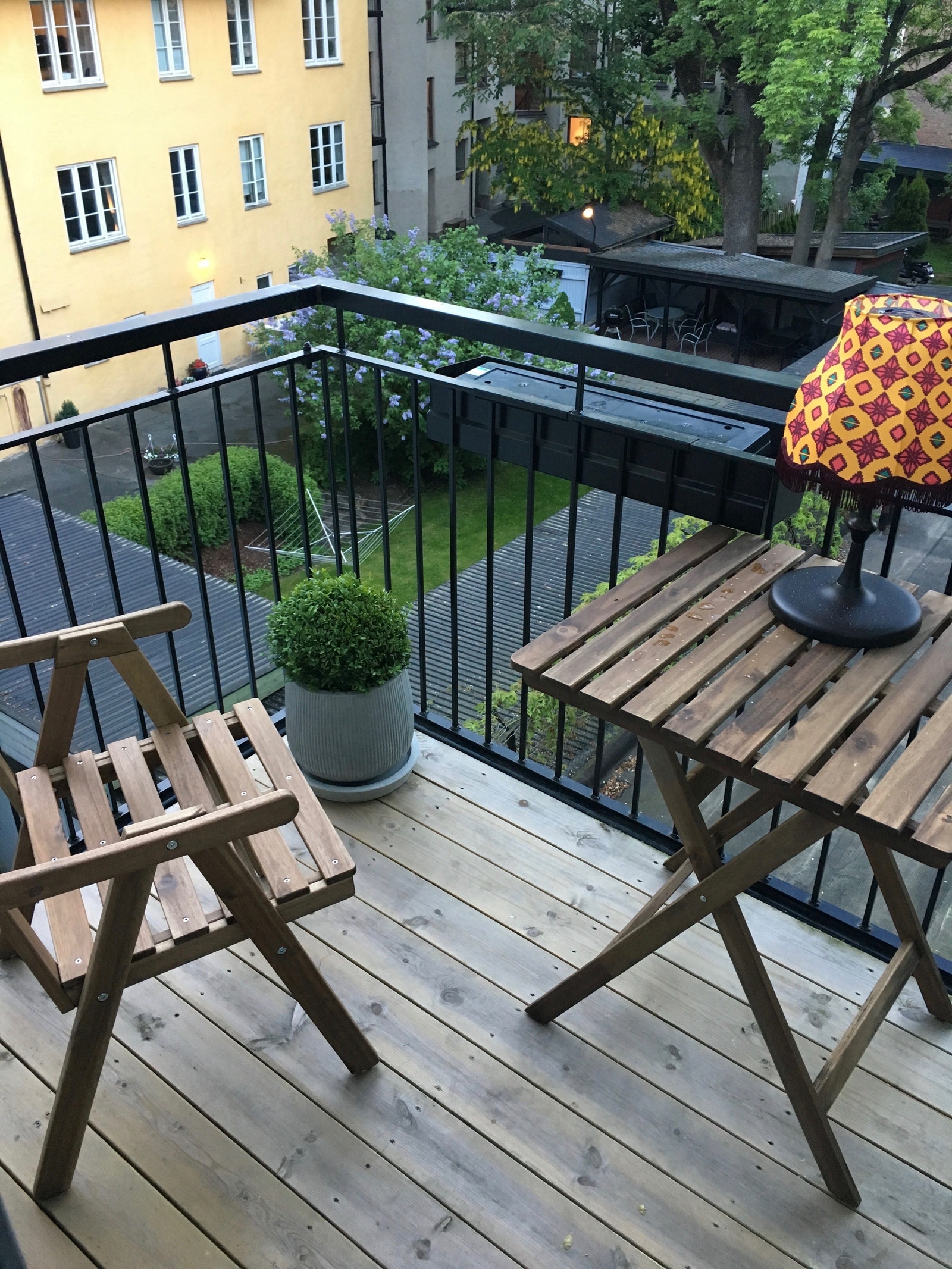 Koselig balkong med utsikt til hyggelig bakgård Galleribilde