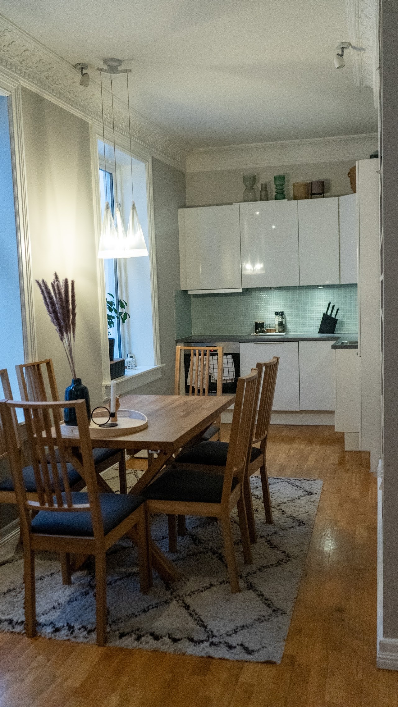 Kjøkken og spisebord Galleribilde