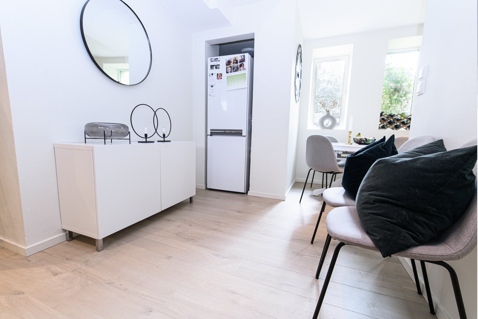 Åpen løsning med lys fra begge sider av leiligheten. Galleribilde